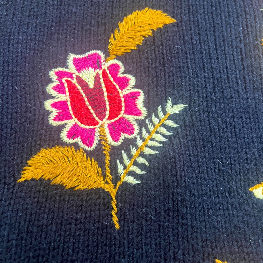 GUESS ~ Vintage Floral Embroidered Black Sweater. - Picture 4 of 6